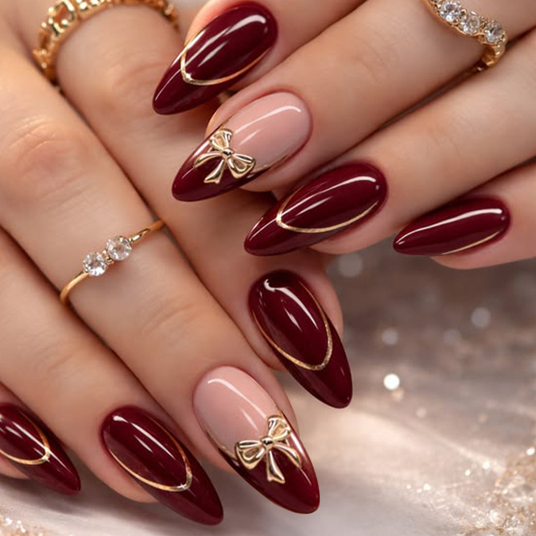 Elegante Stiletto-Nagelkunstverlängerungen mit goldenen Akzenten Karnz