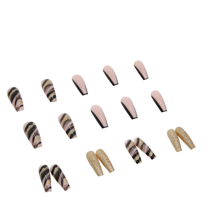 Kunstnagelset mit luxuriösen goldenen Akzenten und eleganten Designs Karnz