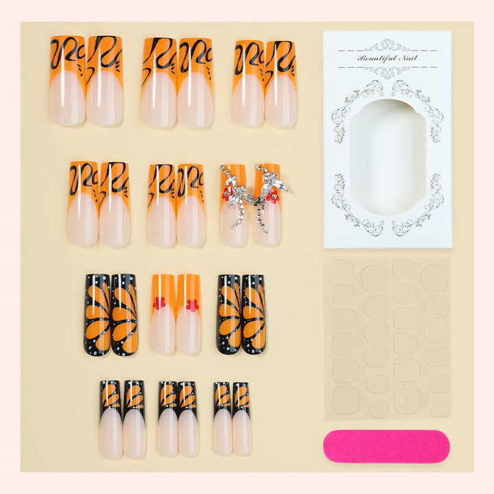 Kreatives Nagelset mit schimmernden Blüten- und geometrischen Designs Karnz