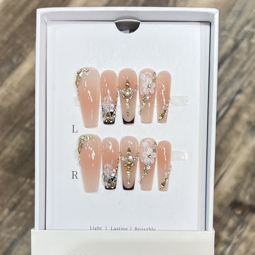 Künstlerisches wiederverwendbares Press-On-Nagelset mit floralen und goldenen Akzenten Karnz