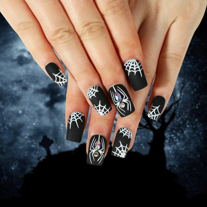 Kunstvolle Nagelverlängerungen mit kreativen Augen-Design Karnz