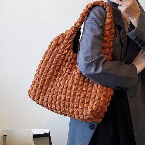 Gemütliche strukturierte Schultertasche