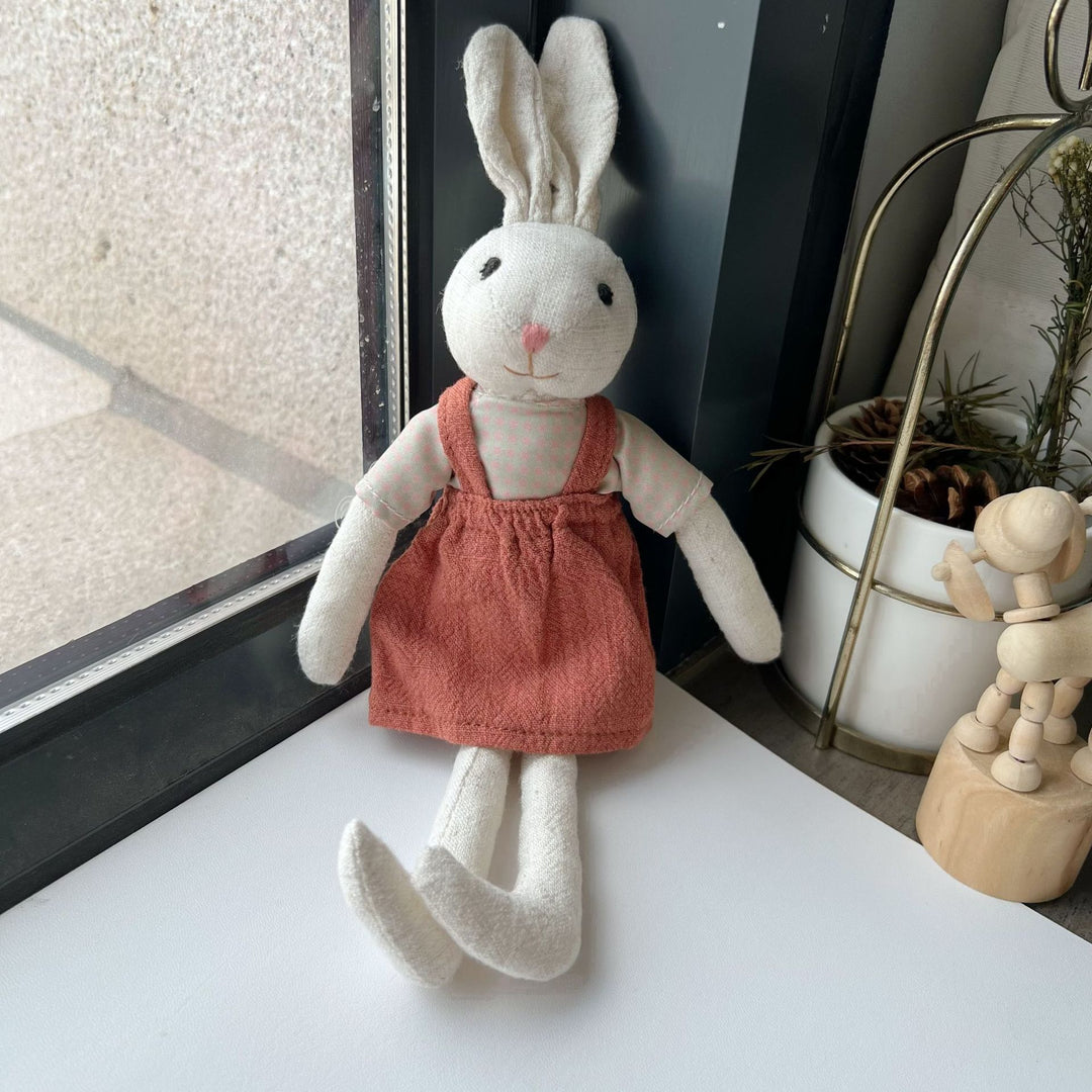 Langbeinige Organic-Leinen-Hasenpuppe mit bestickten Karotten-Latzhosen