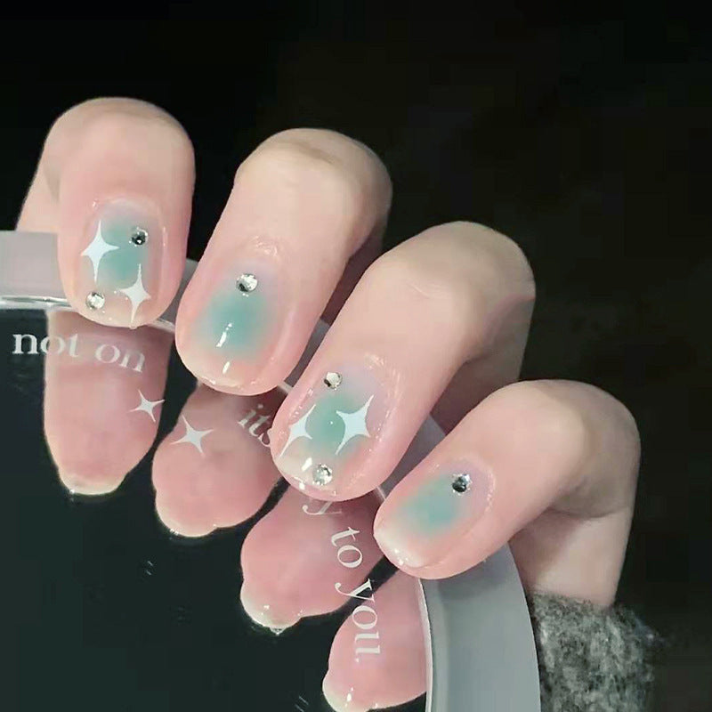Kunstnagelset mit funkelnden Glitzer- und holografischen Akzenten Karnz