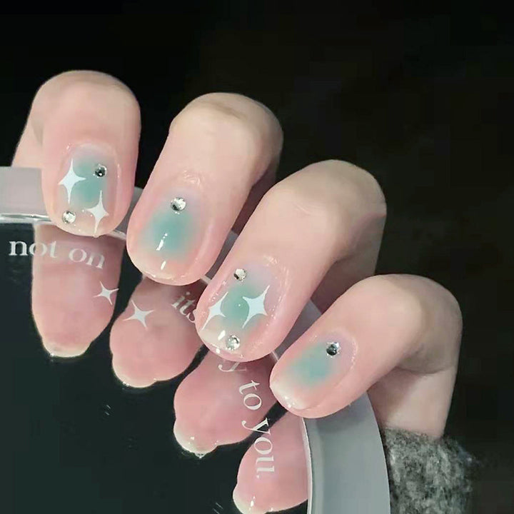 Kunstnagelset mit funkelnden Glitzer- und holografischen Akzenten Karnz