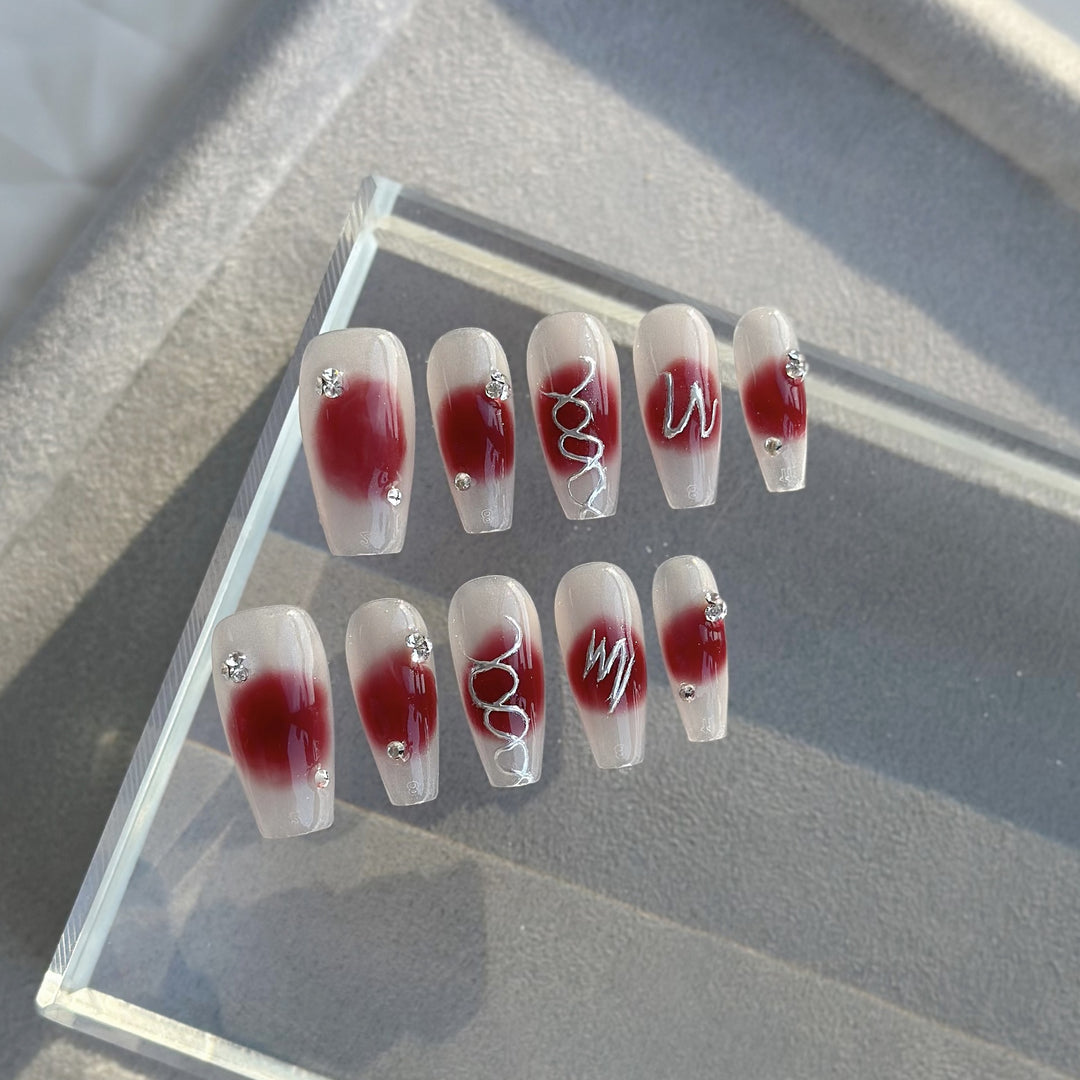 Künstlerisches Press-On-Nagelset mit dekorativen Edelsteinen