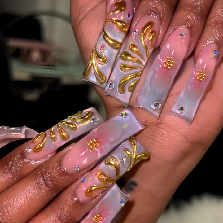 Luxuriöse goldakzentuierte Press-On Nagelkunst Karnz