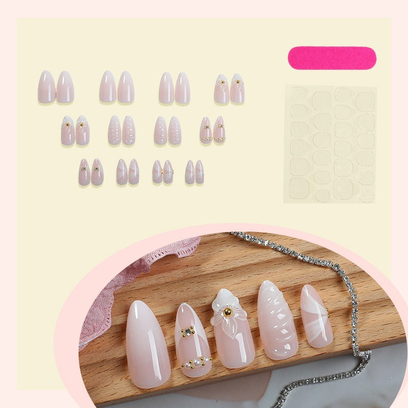 Kunstnagelset mit eleganten floralem Design und luxuriösen Akzenten Karnz