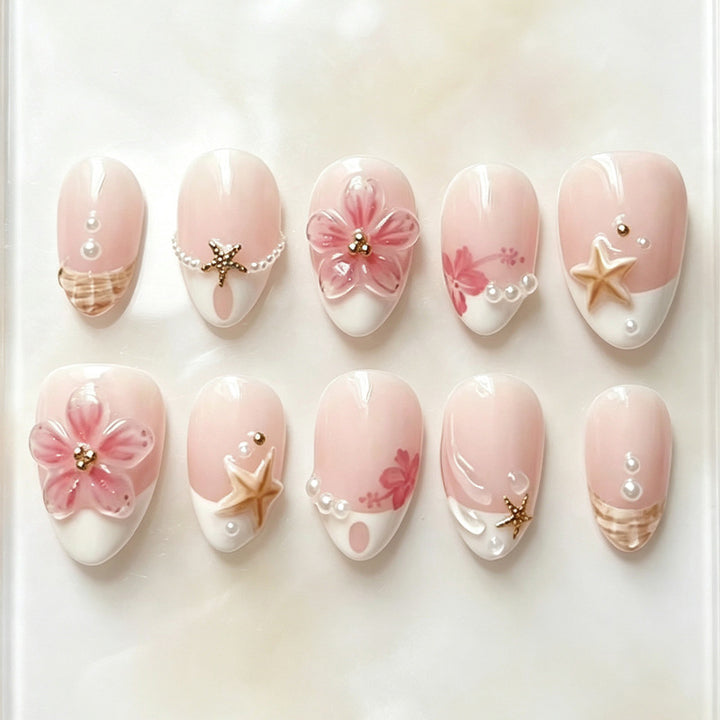 Kunstnagelset mit maritimen Details und floralen Akzenten Karnz