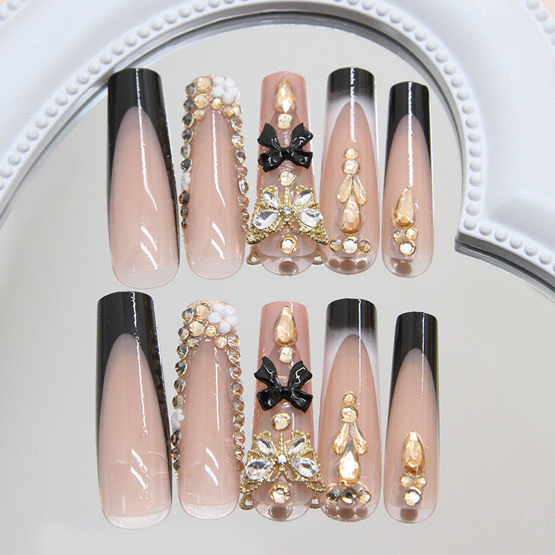 Kunstnagelset mit eleganten 3D-Verzierungen und Kristallakzenten Karnz
