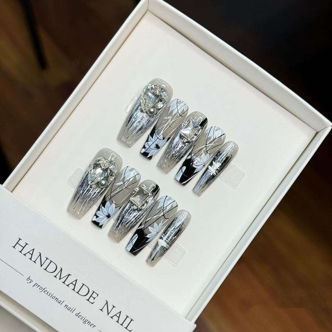 Künstlerisch Handgefertigtes Press-On Nagelset mit Floralen und Edelstein-Akzenten