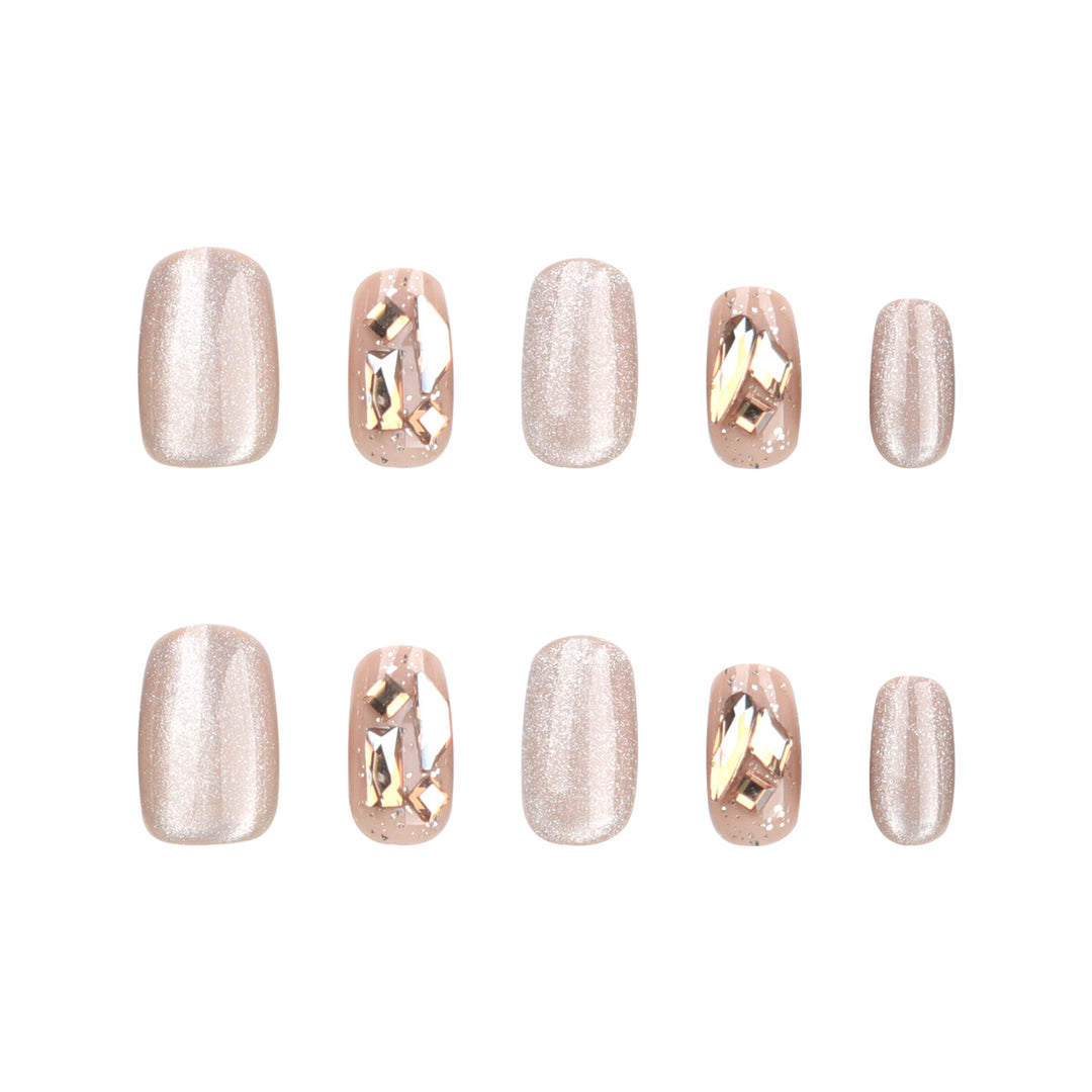 Elegante Nagelkunst mit glamourösen Akzenten Karnz