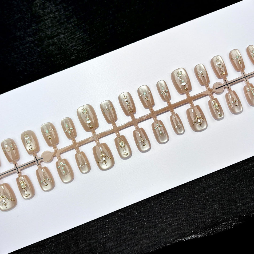 Dekoratives Press-On Nagelkunst-Set mit eleganten Designs