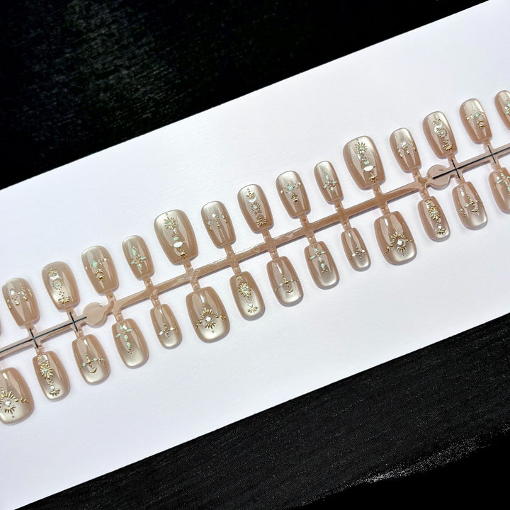 Dekoratives Press-On Nagelkunst-Set mit eleganten Designs