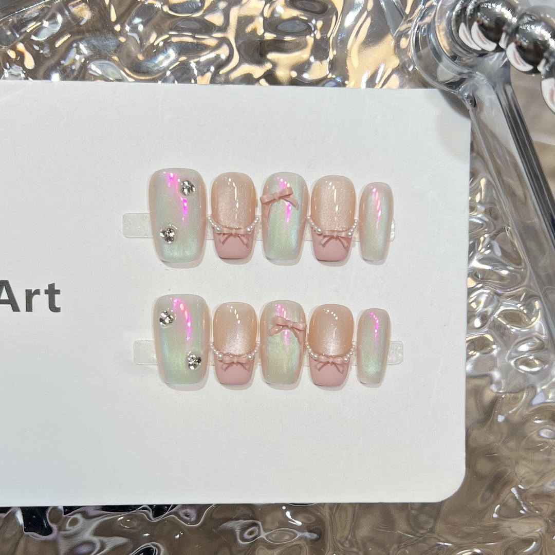 Dekorativer Press-on-Nagelkunst-Set mit künstlerischem Bogen und Perlenakzenten Karnz