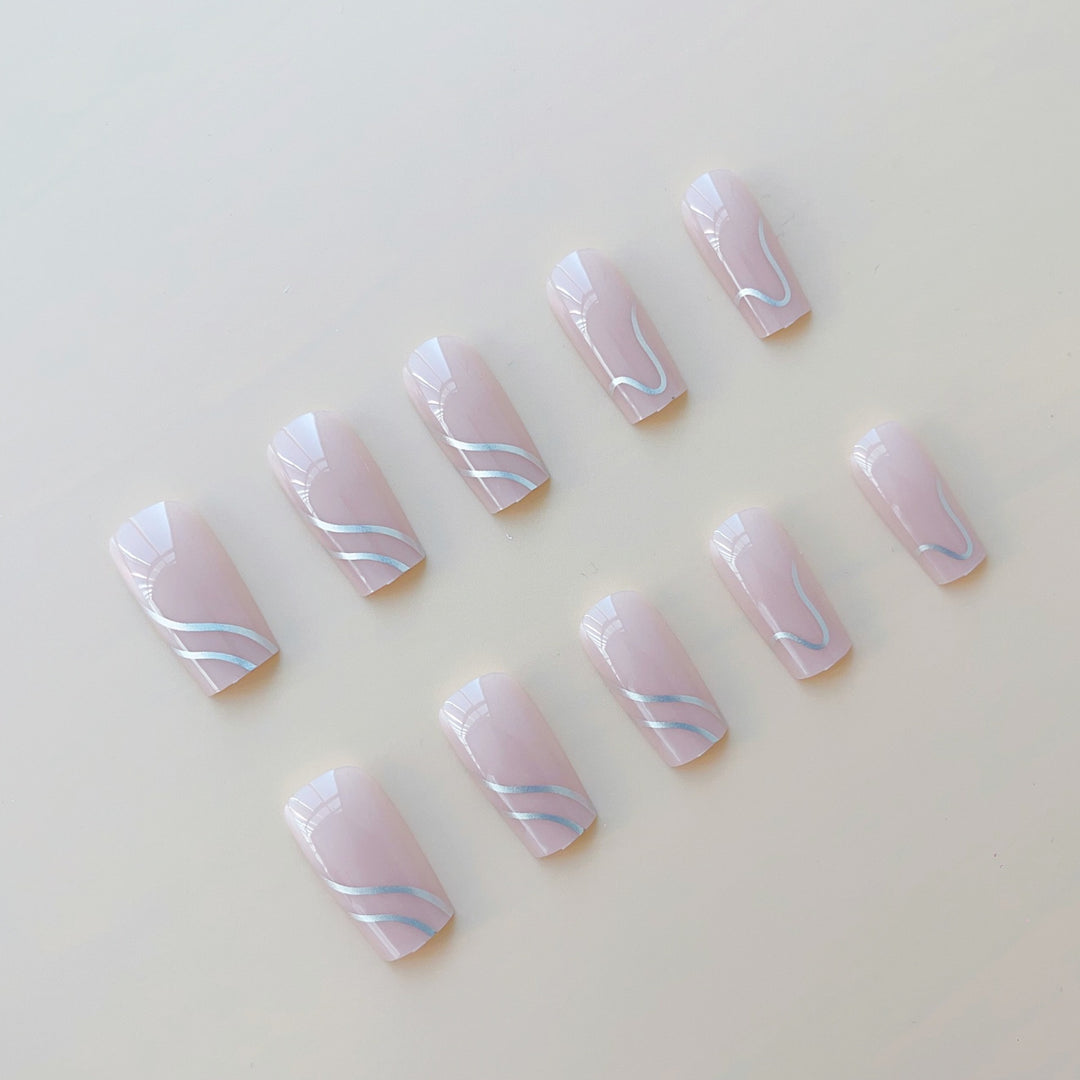 Kunstnagelset mit eleganten 3D-Designs und hochglänzenden Akzenten Karnz