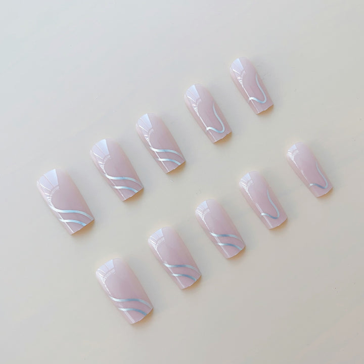 Kunstnagelset mit eleganten 3D-Designs und hochglänzenden Akzenten Karnz