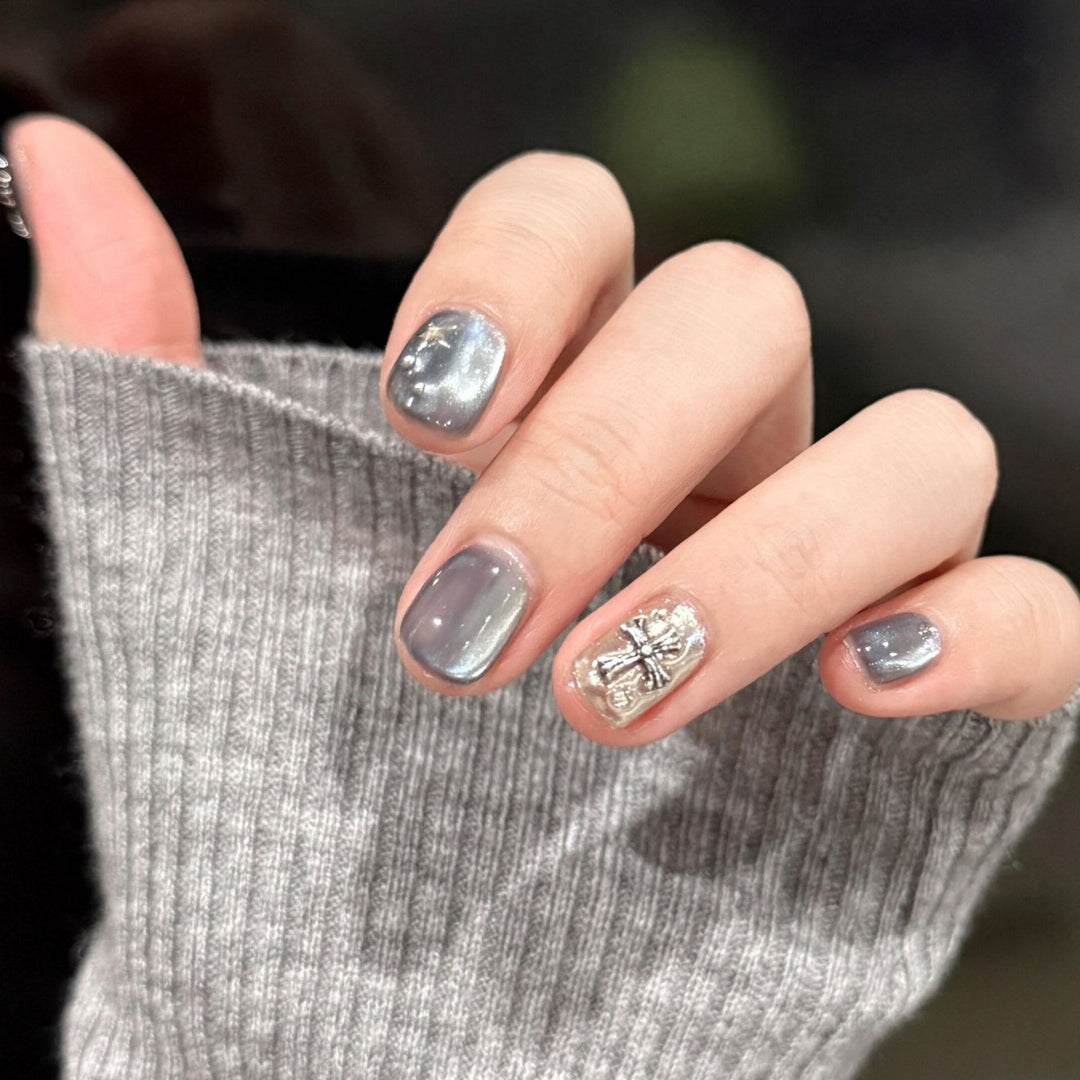 Kunstnagelset mit Glamourösen Metallic-Effekten Karnz