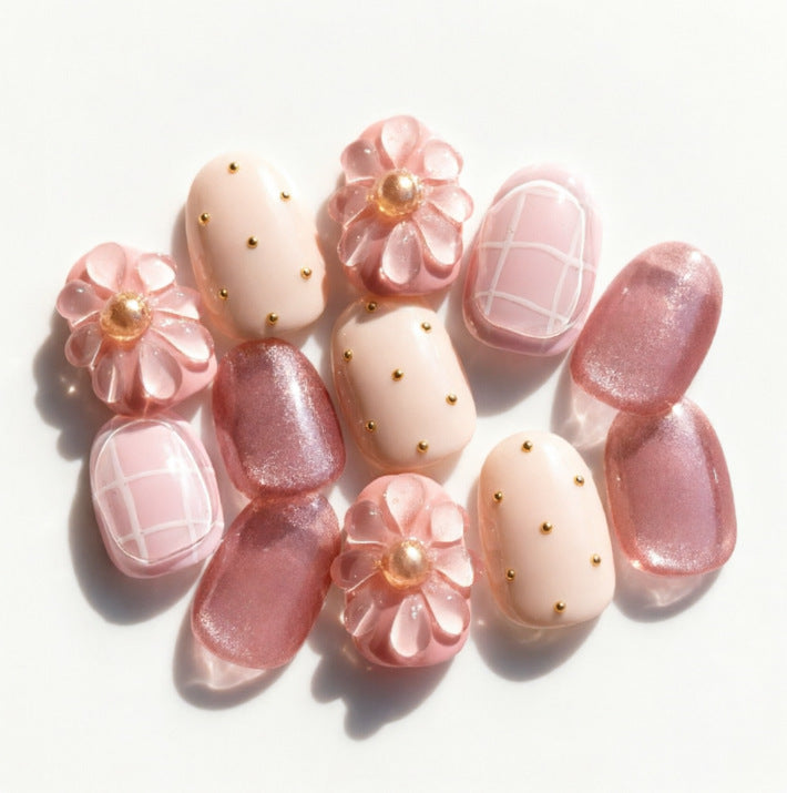 Kunstnägel mit Floralen Designs Karnz