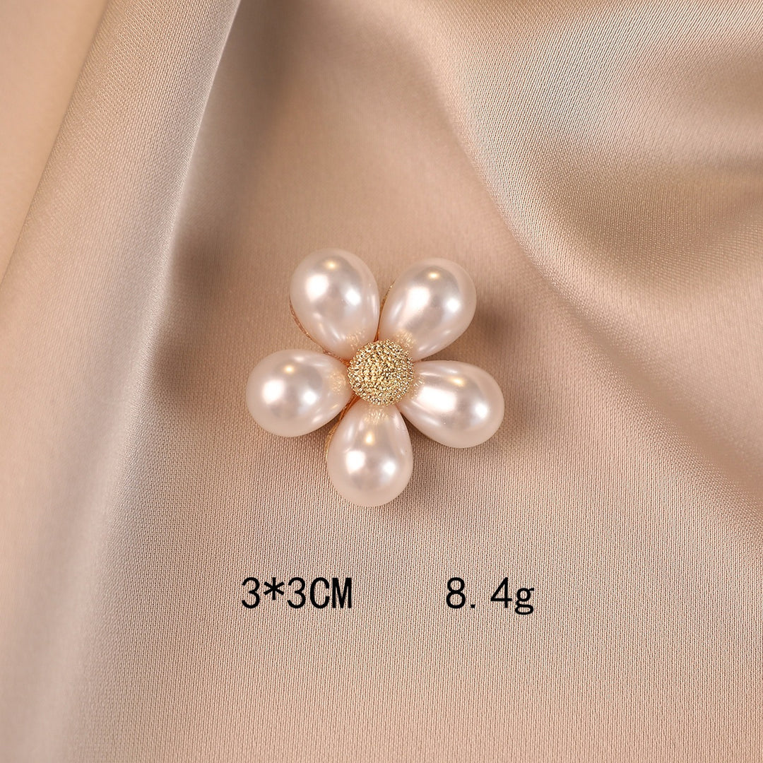 Elegante Blütenbrosche mit Perlenakzenten Karnz