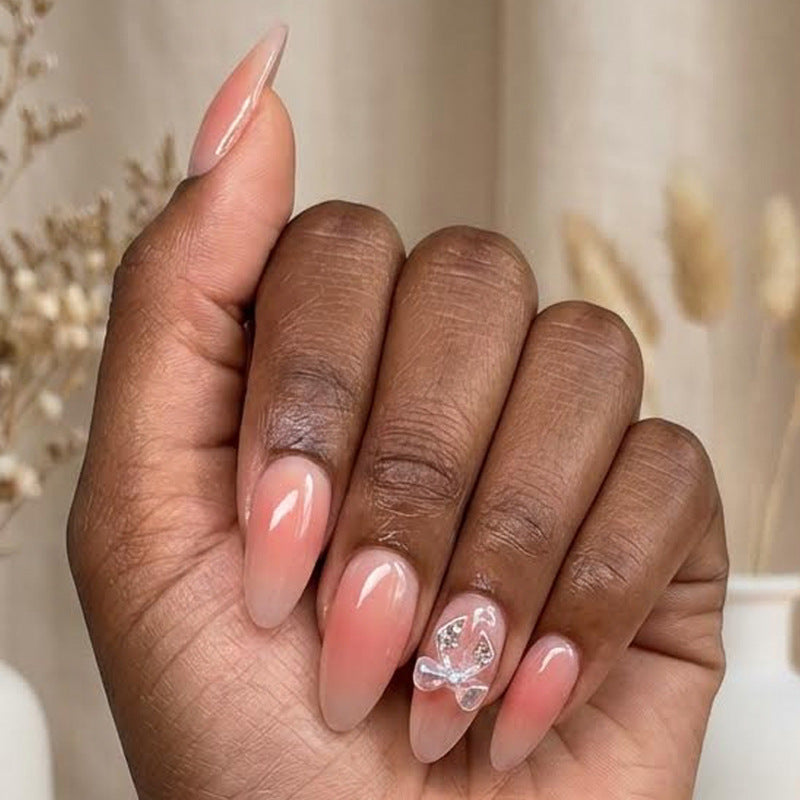Kunstnagelset mit eleganten Ombre-Effekten und funkelnden Akzenten Karnz