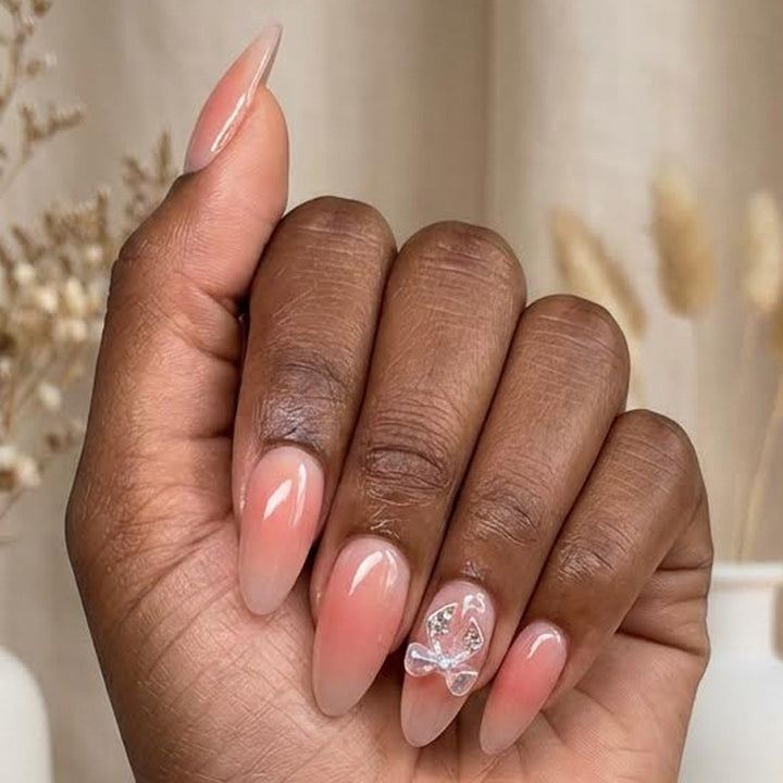 Kunstnagelset mit eleganten Ombre-Effekten und funkelnden Akzenten Karnz