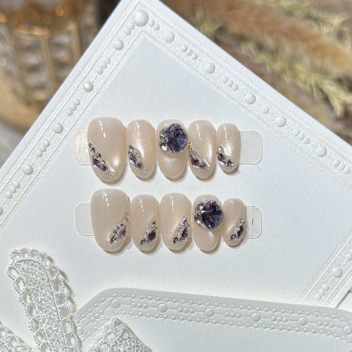 Elegantes Press-On-Nagel-Set mit Edelsteinakzenten Karnz