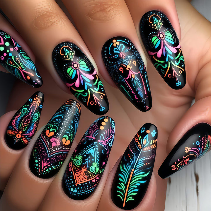 Kunstvolle Nagelverlängerungen mit Eleganten Spitzen Karnz