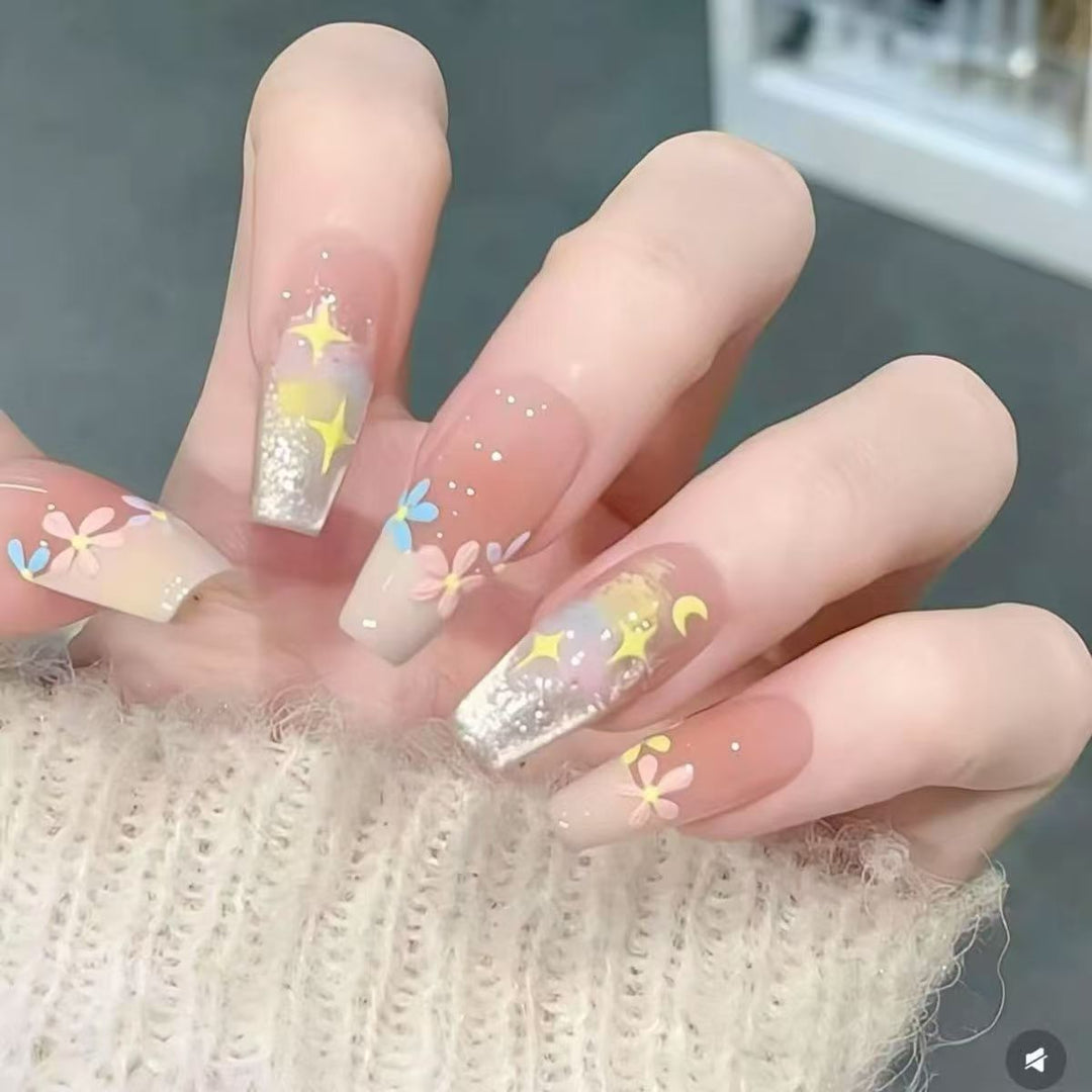 Kunstnägel mit Zarten Floralen Akzenten und Glitzer-Effekten Karnz