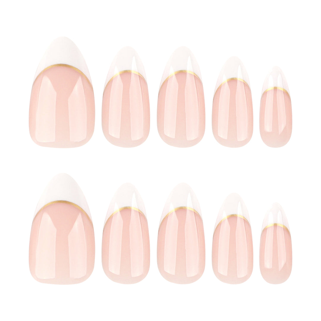 Kunstvolle French-Tip Nägel mit Goldakzenten Karnz