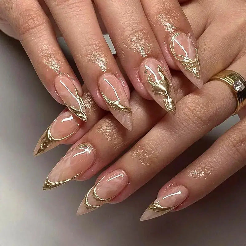 Elegante Stiletto-Nagelverzierungen mit goldenen Akzentdetails Karnz