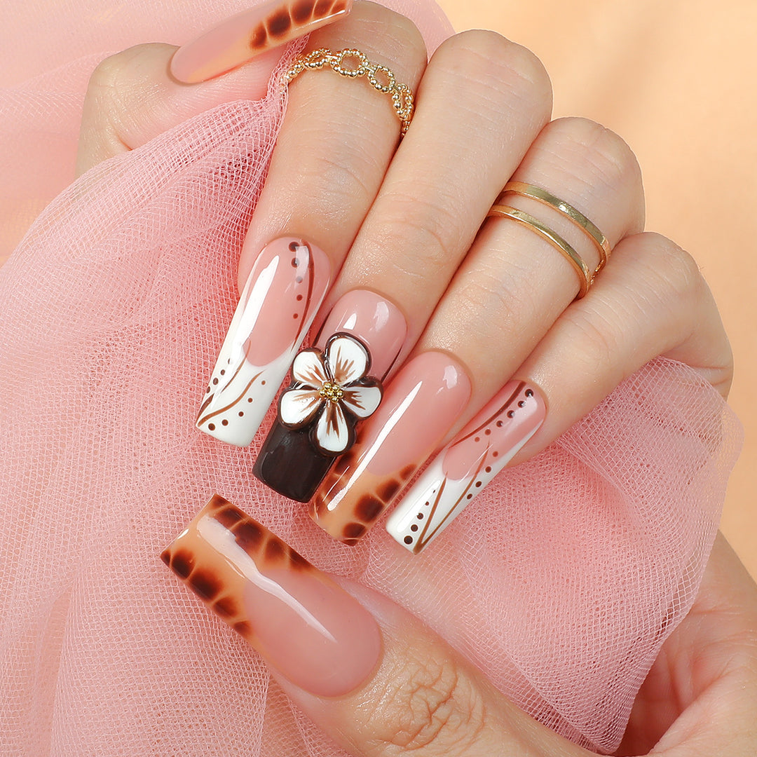 Kreatives Kunstnagelset mit filigranen Blumen- und Glitzerakzenten Karnz