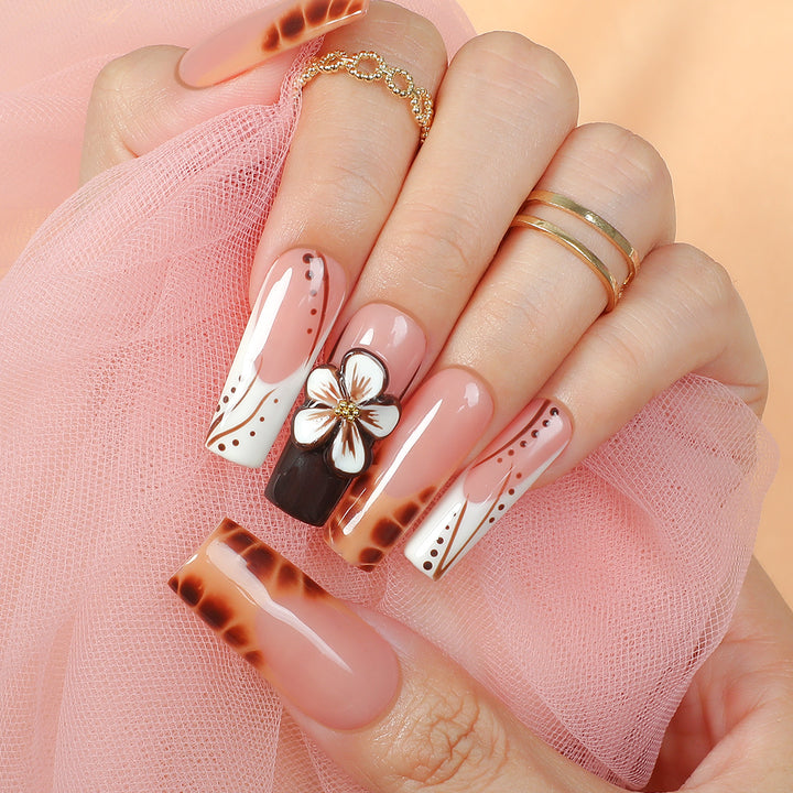 Kreatives Kunstnagelset mit filigranen Blumen- und Glitzerakzenten Karnz