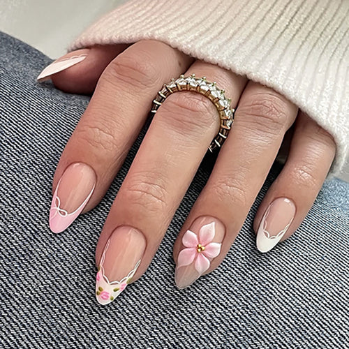 Kunstvolle Nagelverlängerungen mit zartem Blumenmuster und eleganten Akzenten Karnz