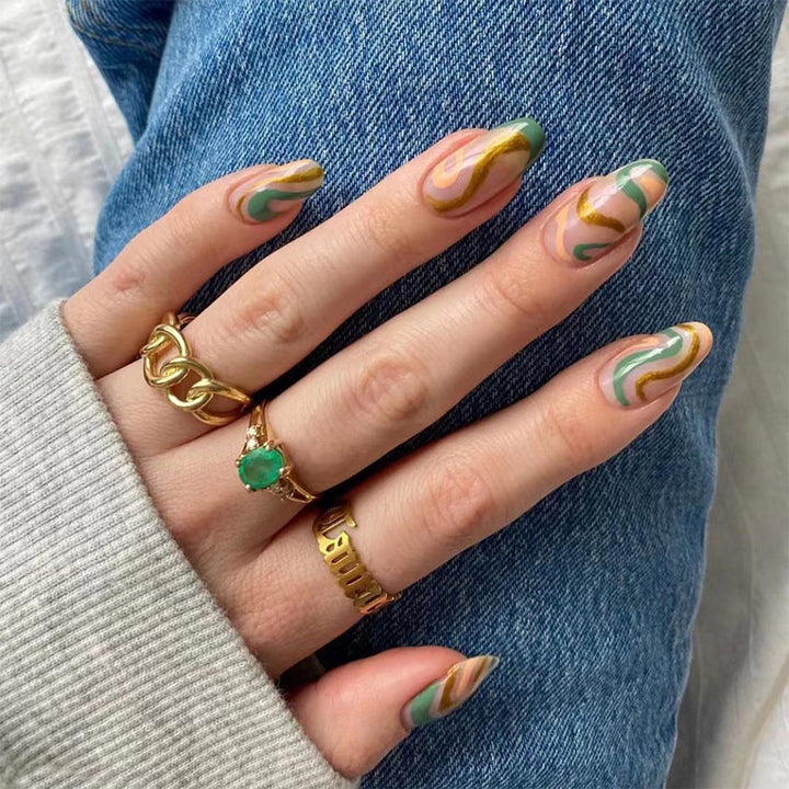 Kunstvolle Nagelverlängerungen mit elegantem Blattmuster Karnz