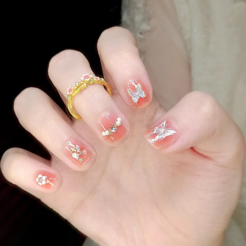 Kreatives Kunstnagelset mit floralen Verzierungen Karnz