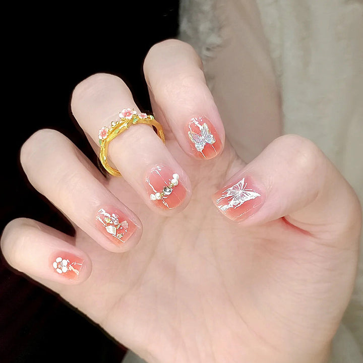 Kreatives Kunstnagelset mit floralen Verzierungen Karnz