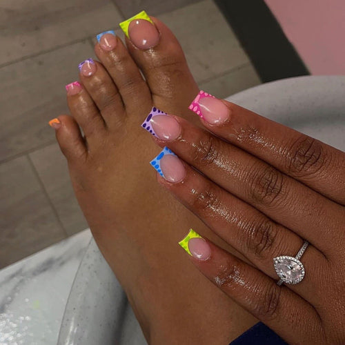 Bunte Künstlerische Nagelkunst Karnz
