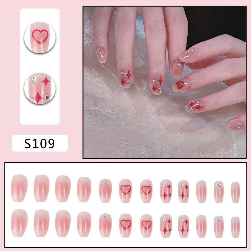 Kunstnagelset mit funkelnden Strassdetails und Herzmotiven Karnz