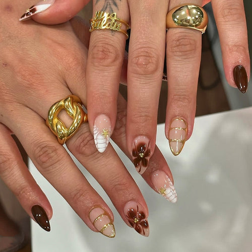 Kunstvolle Nagelkunst mit glamourösen Akzenten und eleganten Verzierungen Karnz