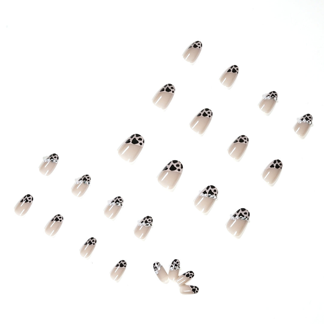 Kunstnagelset mit glamourösen Leoparden-Muster und eleganten Perlverzierungen Karnz