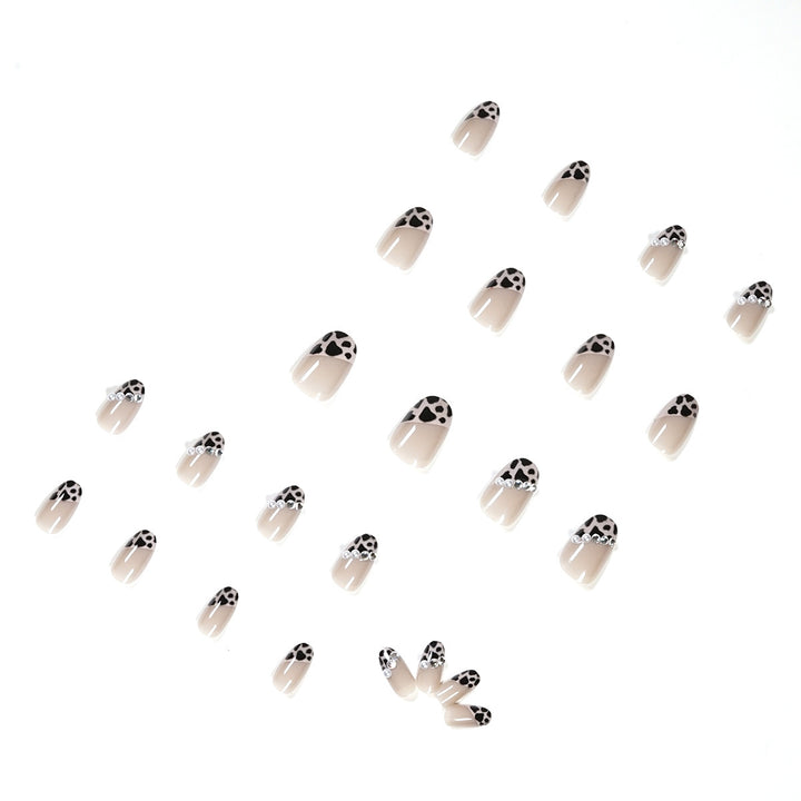 Kunstnagelset mit glamourösen Leoparden-Muster und eleganten Perlverzierungen Karnz