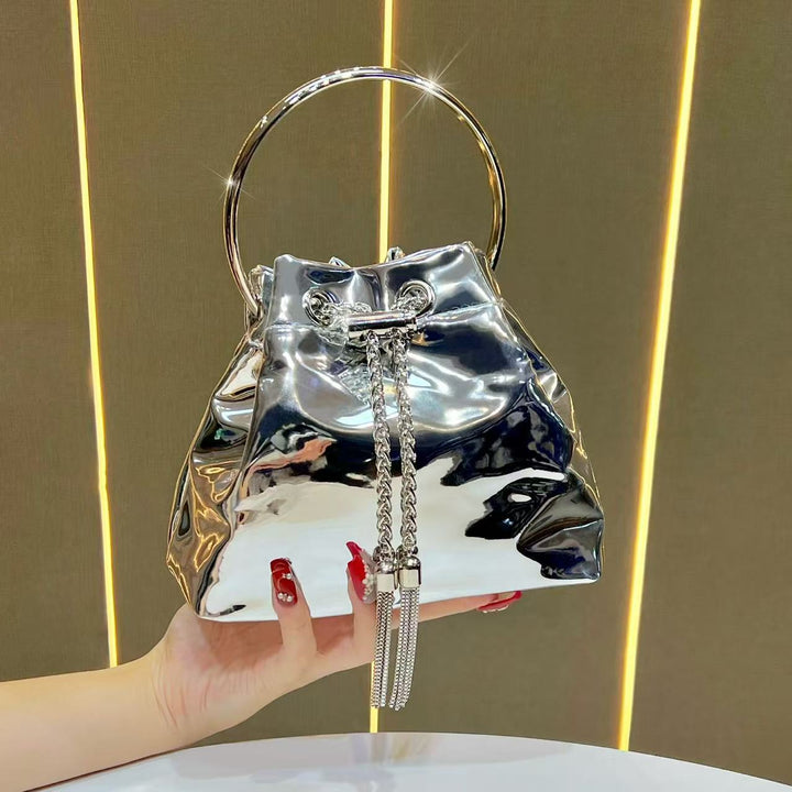 Bucket-Handtasche mit metallischen Details