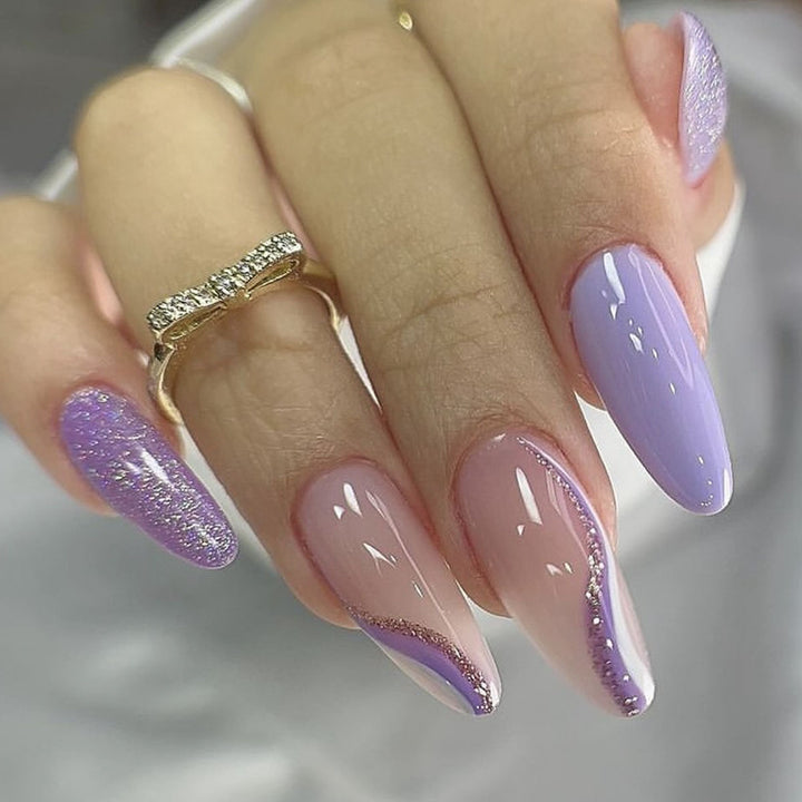 Elegante Stiletto Press-On Nagelkunst mit Strass-Akzenten Karnz