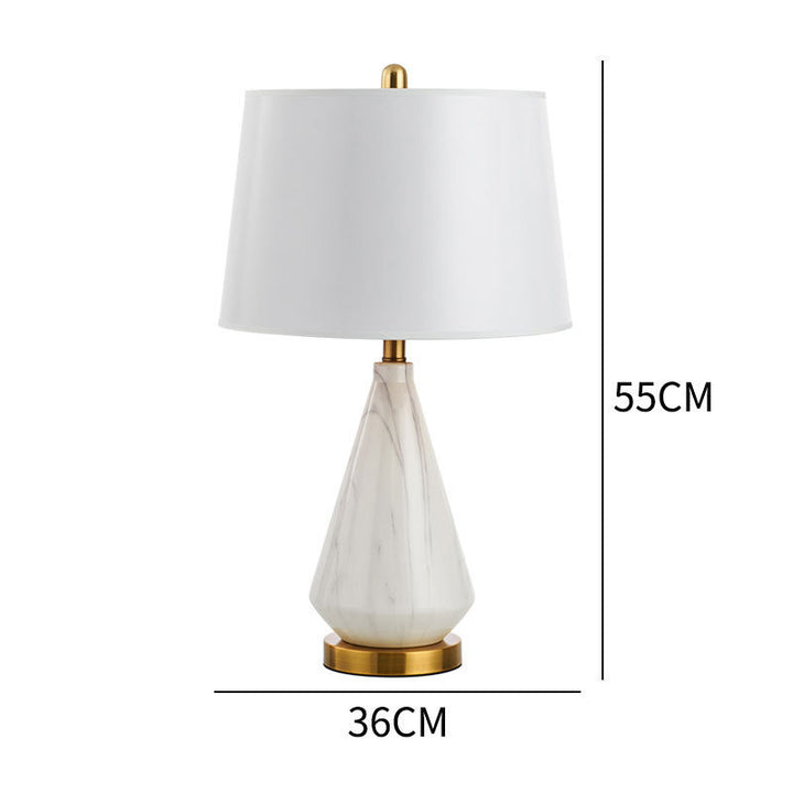 Elegante Tischlampe mit Marmorfuß und goldenen Akzenten