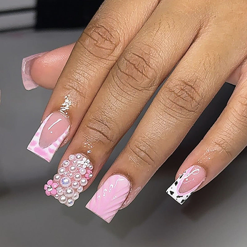 Elegante Kunstnägel mit floralen Akzenten Karnz