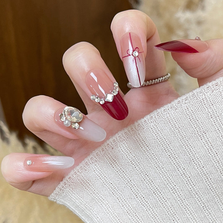 Elegantes dekoratives Press-On-Nagelset mit Strassakzenten Karnz