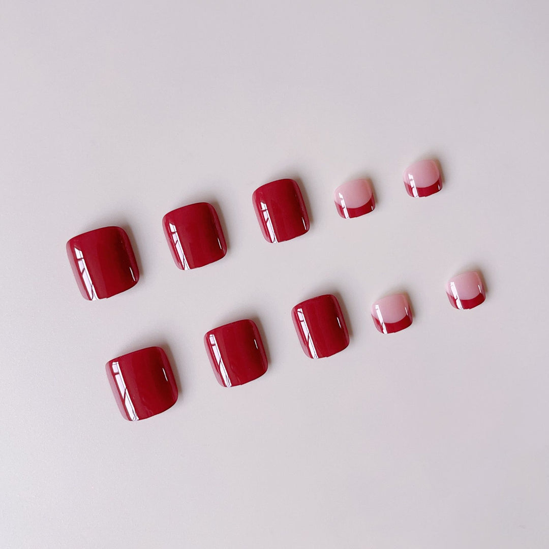 Kunstnagelset mit eleganter französischer Spitze und glanzvollem Finish Karnz