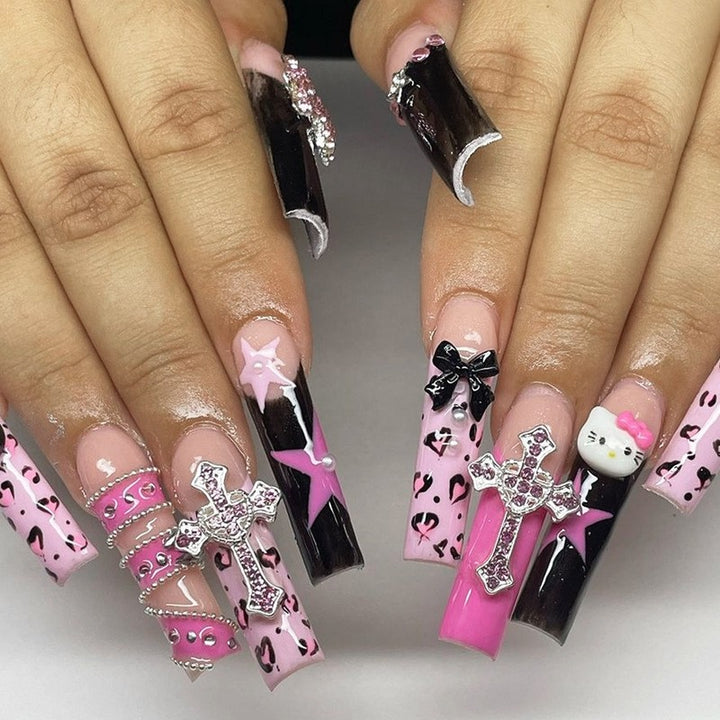 Glamouröses Kunstnagelset mit funkelnden Strassverzierungen und kreativen Tiermotiven Karnz
