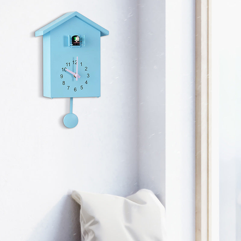 Kuckucksuhr im kreativen Hausdesign Karnz
